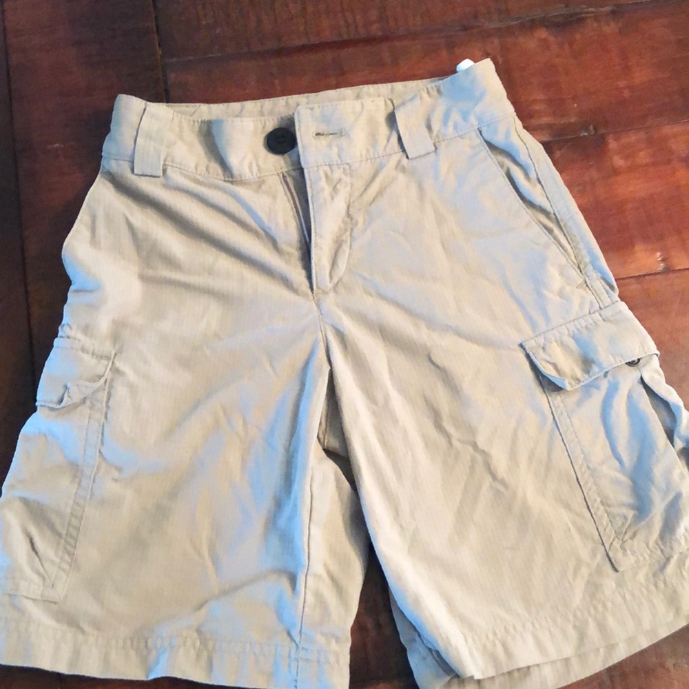 Boys YXS Under Armour khaki cargo shorts